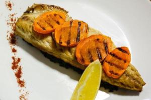 bakad makrill fisk fylld med morötter. topp platt se. närbild. foto