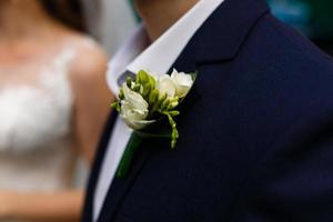 boutonniere på de brudgum foto