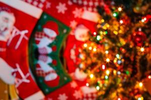 jul dekoration av öppen spis och gran träd i levande rum festlig och suddig lampor design foto