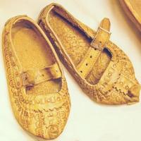gammal kvinnors läder skor foto