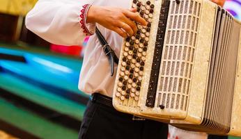 musiker spelar dragspel musiker spelar de dragspel på vit foto