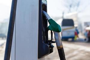 bränsle dispenser med gas munstycke i bensin station på vinter- säsong foto