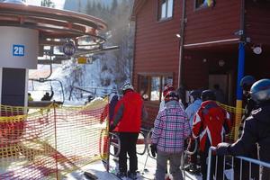 människor på åka skidor hiss, linje av skidåkare och snowboardåkare foto