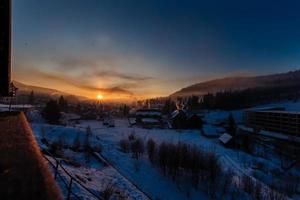 snö hus i vinter- drömland på gryning i skog gammal väder och en massa av snö på tak foto