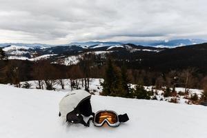 åka skidor hjälm och åka skidor glasögon isolerat på vit bakgrund foto