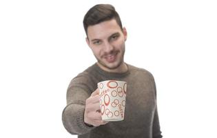 man innehav en kaffe kopp isolerat på en vit bakgrund foto