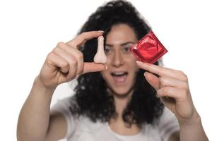 kvinna innehav kondom. spara sex begrepp. isolerat foto