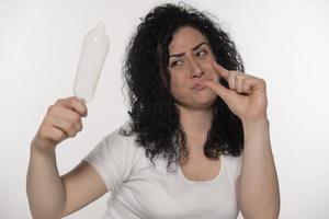 kondom i de händer av kvinnor foto