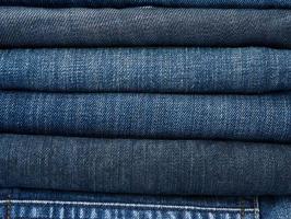 stack av blandad blå jeans foto