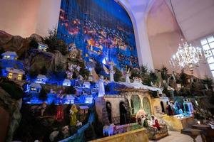 jul nativity spjälsäng scen i kyrka. foto