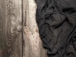 svart kök textil- handduk vikta på en grå trä- tabell från gammal brädor, topp se foto