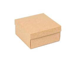 fyrkant brun kartong låda isolerat på vit bakgrund foto