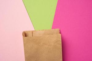 brun papper disponibel mat väska på en rosa bakgrund foto