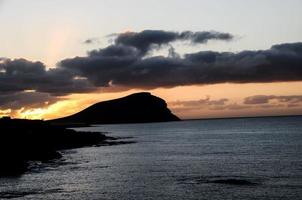 färgade moln vid solnedgången foto