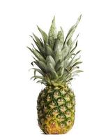 färsk hela ananas isolerat på vit bakgrund foto