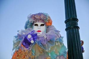 oidentifierad människor bär karneval masker på de Venedig karneval i Venedig, Italien, cirka februari 2022 foto