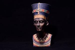 nefertiti miniatyr- på svart bakgrund foto