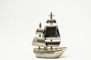 silver- miniatyr- segelbåt på vit bakgrund foto