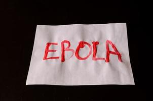 ebola skriven på papper foto