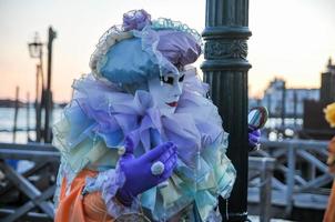 oidentifierad människor bär karneval masker på de Venedig karneval i Venedig, Italien, cirka februari 2022 karneval, mask, foto