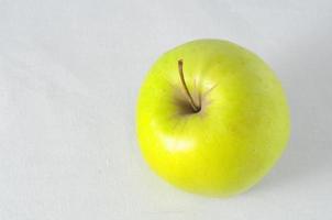 grönt äpple på vit bakgrund foto
