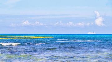 båtar yachter fartyg brygga strand i playa del carmen Mexiko. foto