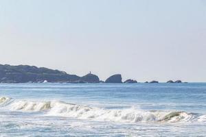 ytterst enorm stor surfare vågor strand la punta zicatela Mexiko. foto