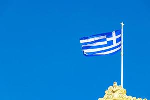 grekisk flagga med blå himmel i aten grekland. foto