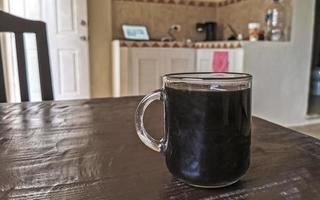 glas kopp svart kaffe från Mexiko på trä bakgrund. foto