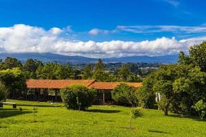 skön berg landskap stad panorama skog träd natur costa rica. foto