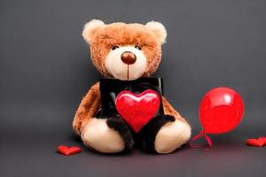 Lycklig hjärtans dag med en teddy Björn och röd ballong foto