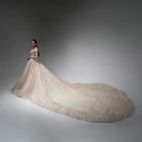 elegant brud i en bröllop klänning foto