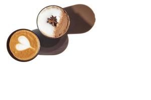 topp se av en kaffe latte med en hjärta och anis foto