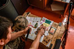 Kiev, ukraina juli 1, 2022 barns ritningar och maskin pistol, hjälm och militär ammunition. foto