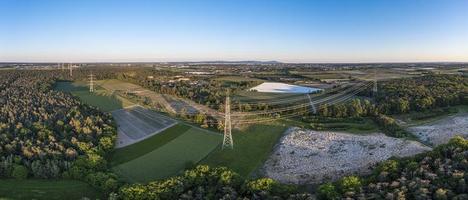 panorama- bild av hög Spänning väg med hög kraft poler i kväll ljus foto