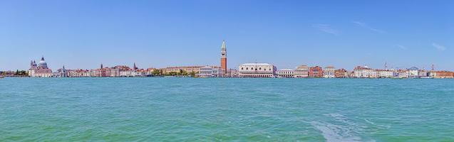 panorama- bild av de historisk stad av Venedig tagen från lagun foto