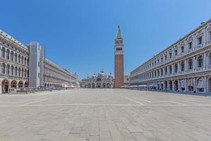 bild av torg san marco i Venedig med klockstapel och st. marcus basilika under crona låsning utan människor foto