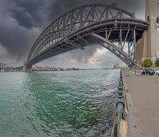 panorama- se av sydney hamn med hamn bro med kommande åskväder foto