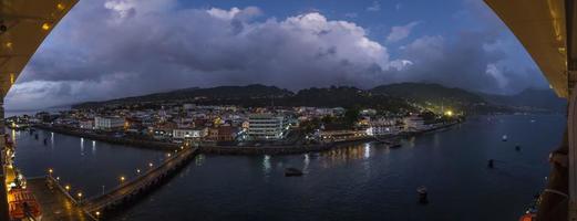 panorama- bild av de stad av roseau på dominca ö tagen från en kryssning fartyg under gryning i sommar foto