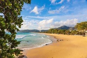 panorama- bild av tömma kamala strand på phuket i thailand i sommar foto