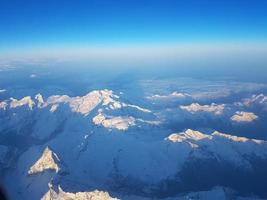 antenn se av de swiss alps med de matter i de kväll ljus foto