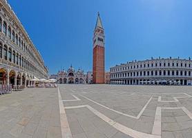 bild av torg san marco i Venedig med klockstapel och st. marcus basilika under crona låsning utan människor foto