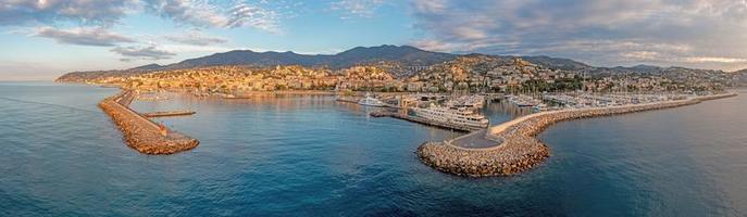 Drönare panorama över de hamn av de italiensk stad av san remo foto