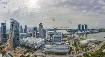 antenn panorama- bild av singapore horisont och trädgårdar förbi de bukt under förberedelse för formel 1 lopp under dagtid i höst foto