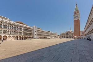 bild av torg san marco i Venedig med klockstapel och st. marcus basilika under crona låsning utan människor foto