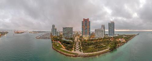 Drönare panorama över miami strand horisont på skymning foto