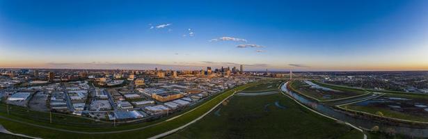 panorama- antenn Drönare bild av dallas horisont och trammel kråka parkera på solnedgång i vinter- foto