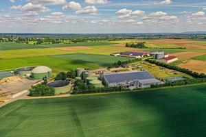 Drönare bild av en modern biogas växt i Tyskland under dagtid foto