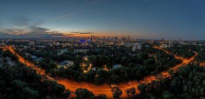 Drönare panorama över frankfurt am huvud horisont i lysande kväll röd foto