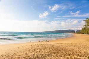 panorama- bild av tömma kamala strand på phuket i thailand i sommar foto